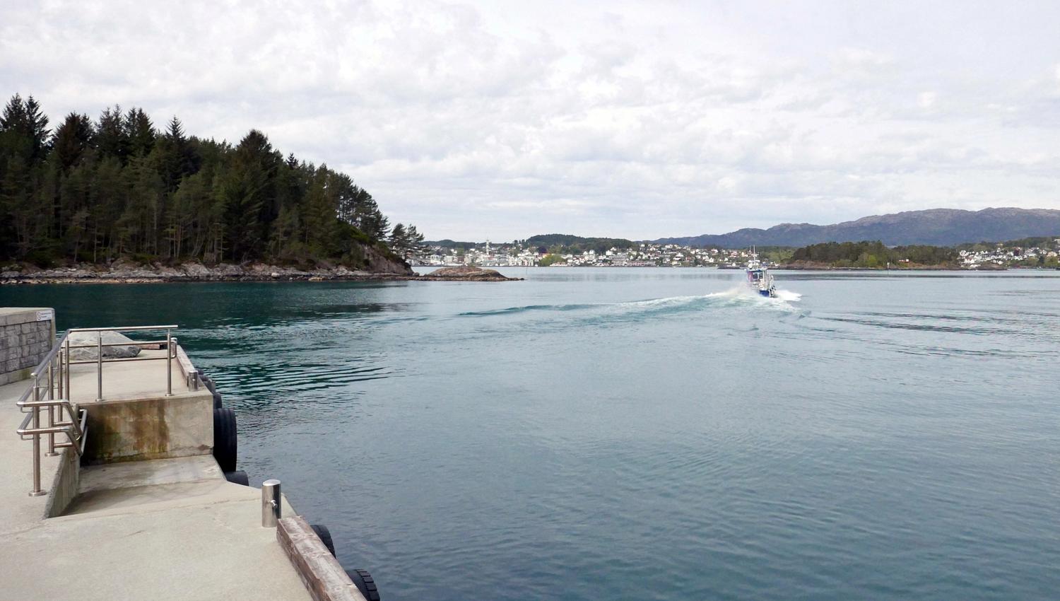 Frå Midtøya ser du inn mot Leirvik sentrum på Stord