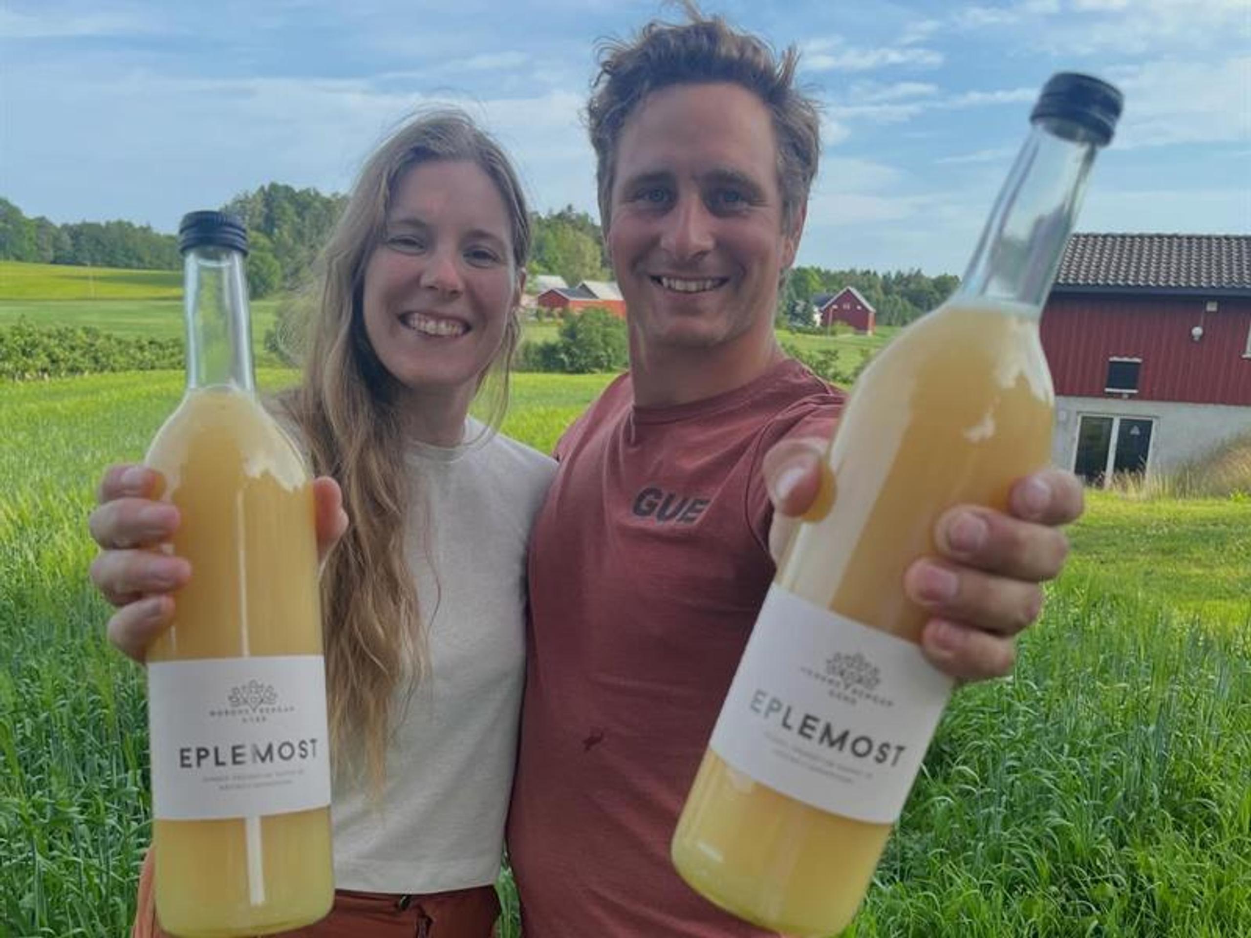 Tomine og Mikkel med gårdens egen eplemost