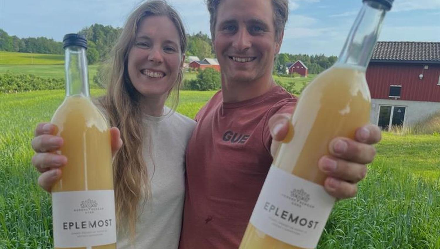 Tomine og Mikkel med gårdens egen eplemost