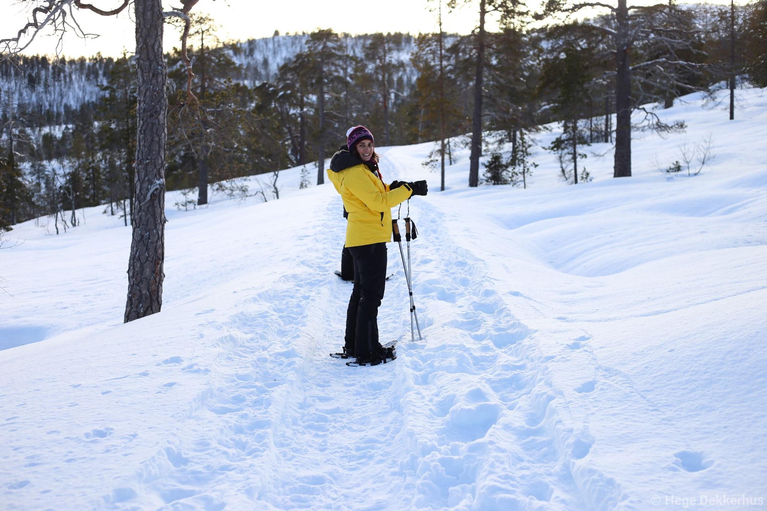 person på trugetur i vinterlandskap
