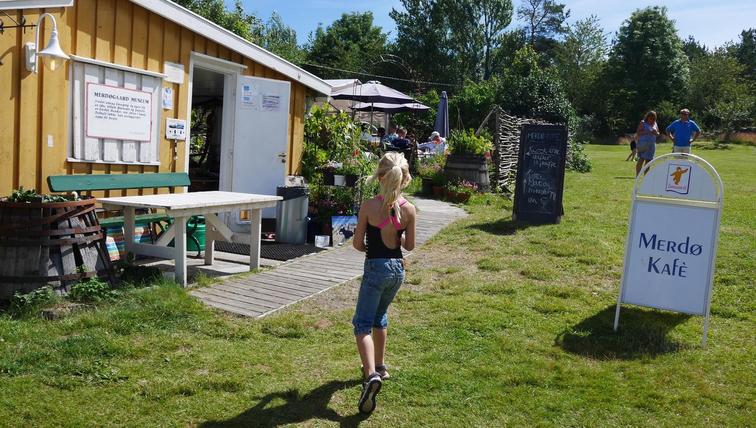 jente foran Merdø Kro en fin sommerdag