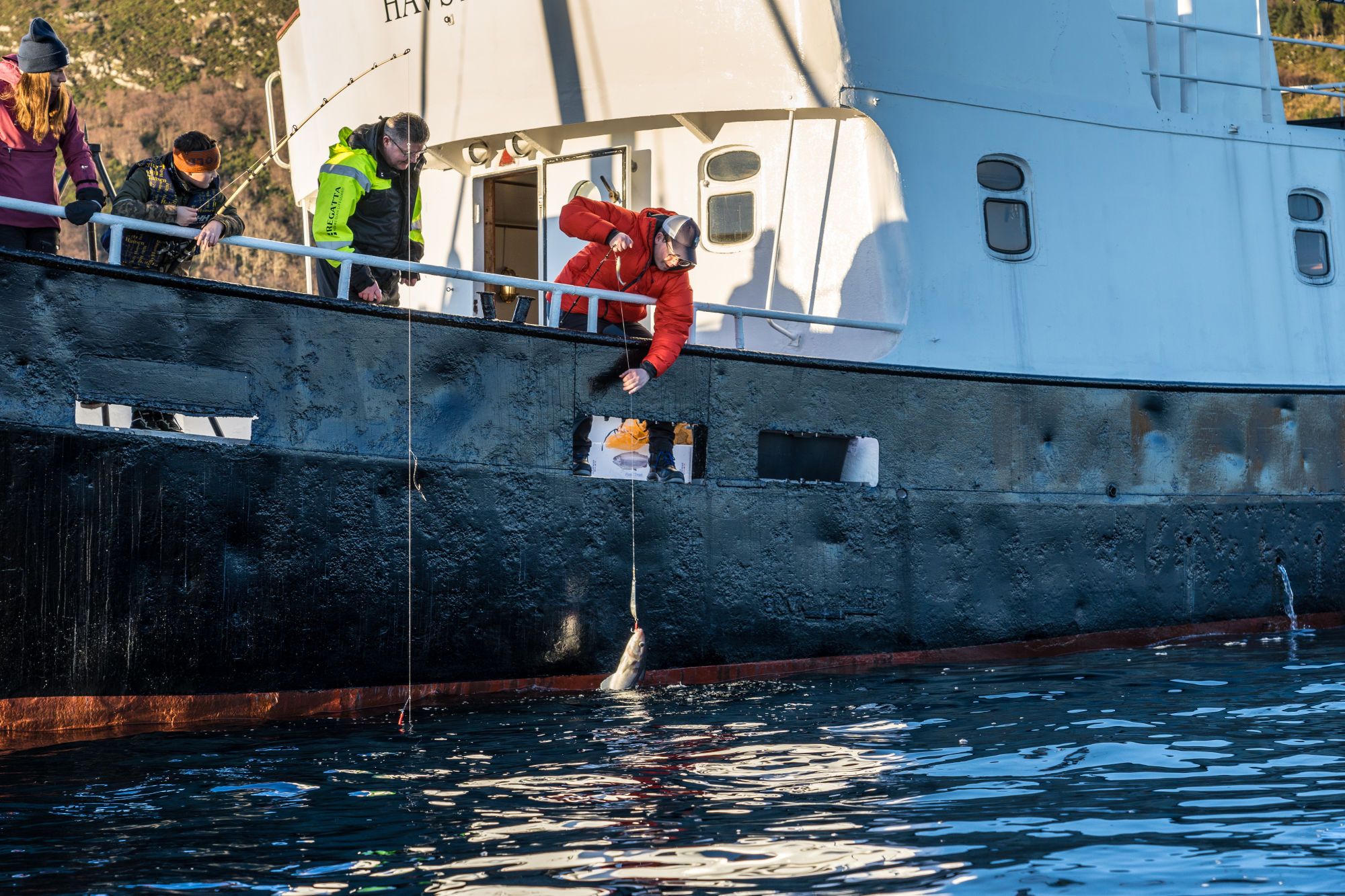 Folk prøver fiskelykken på båttur fra Ålesund.