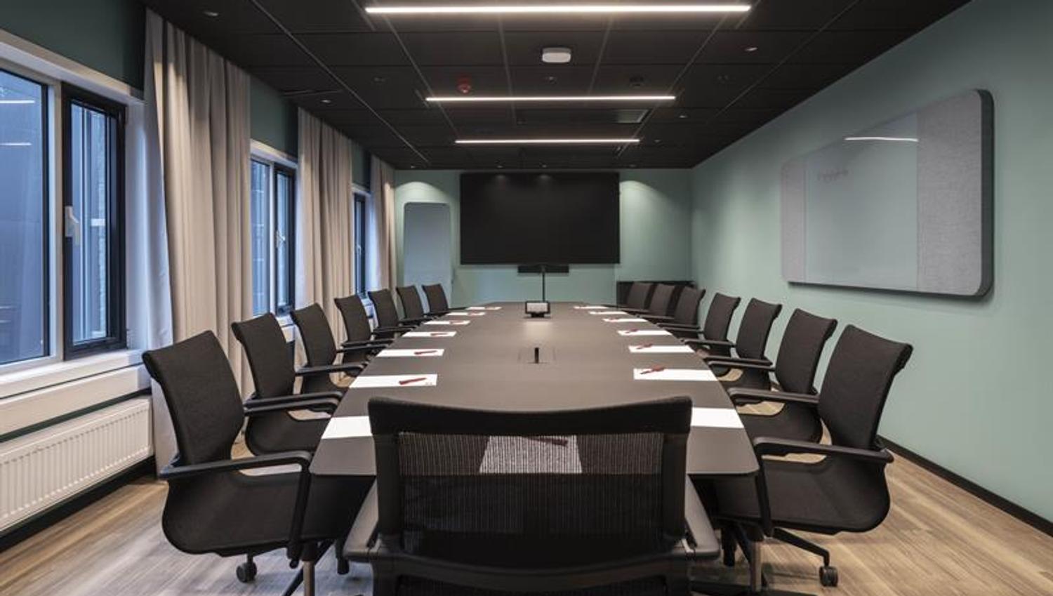 styrerom med en stort konferansebord med stoler