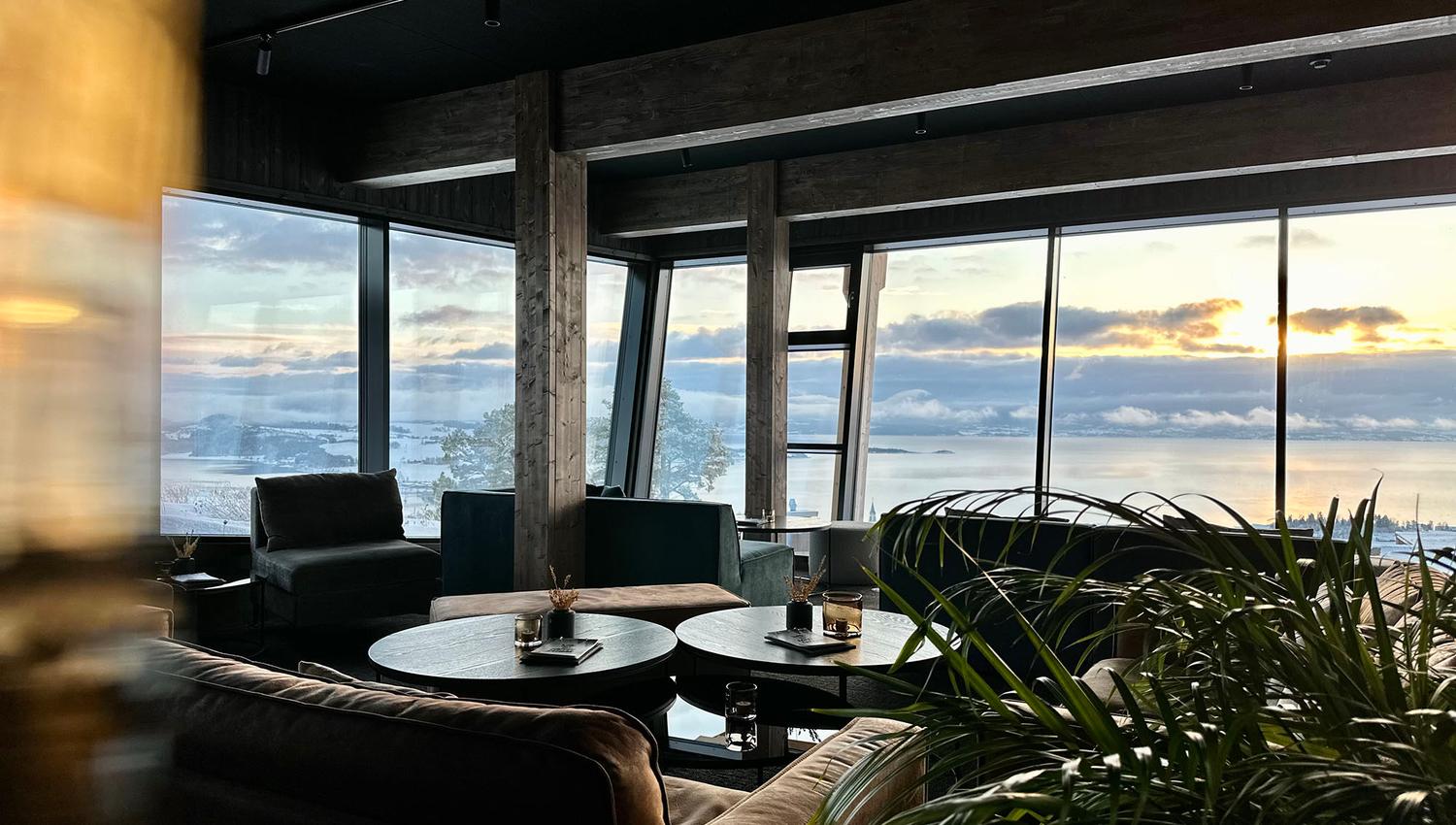 Loftet skybar med panoramautsikt utover Trondheimsfjorden