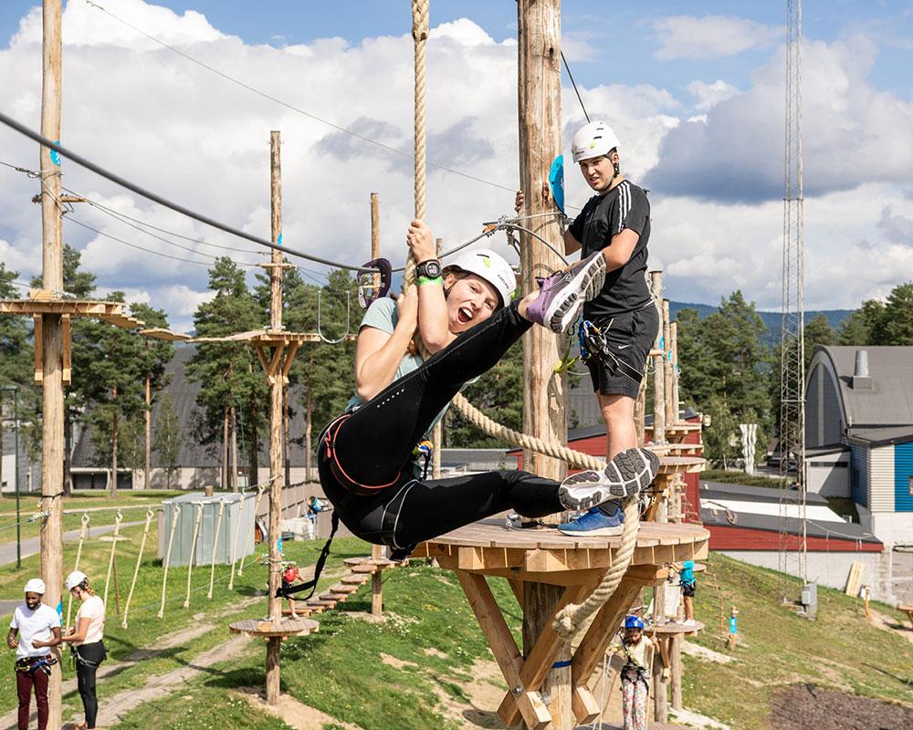 jente som har det gøy i klatreparken i Skien fritidspark