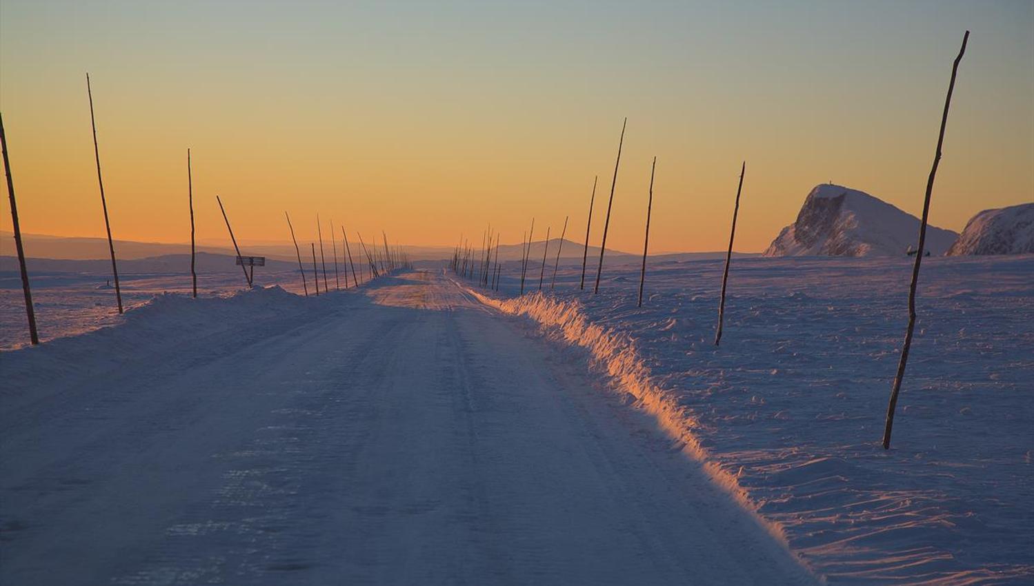 Valdresflye og høye brøytestikker