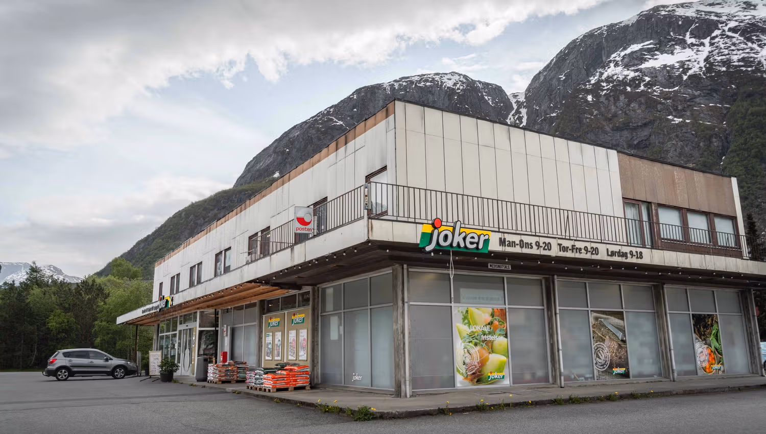 Joker grocery store seen from the outside.