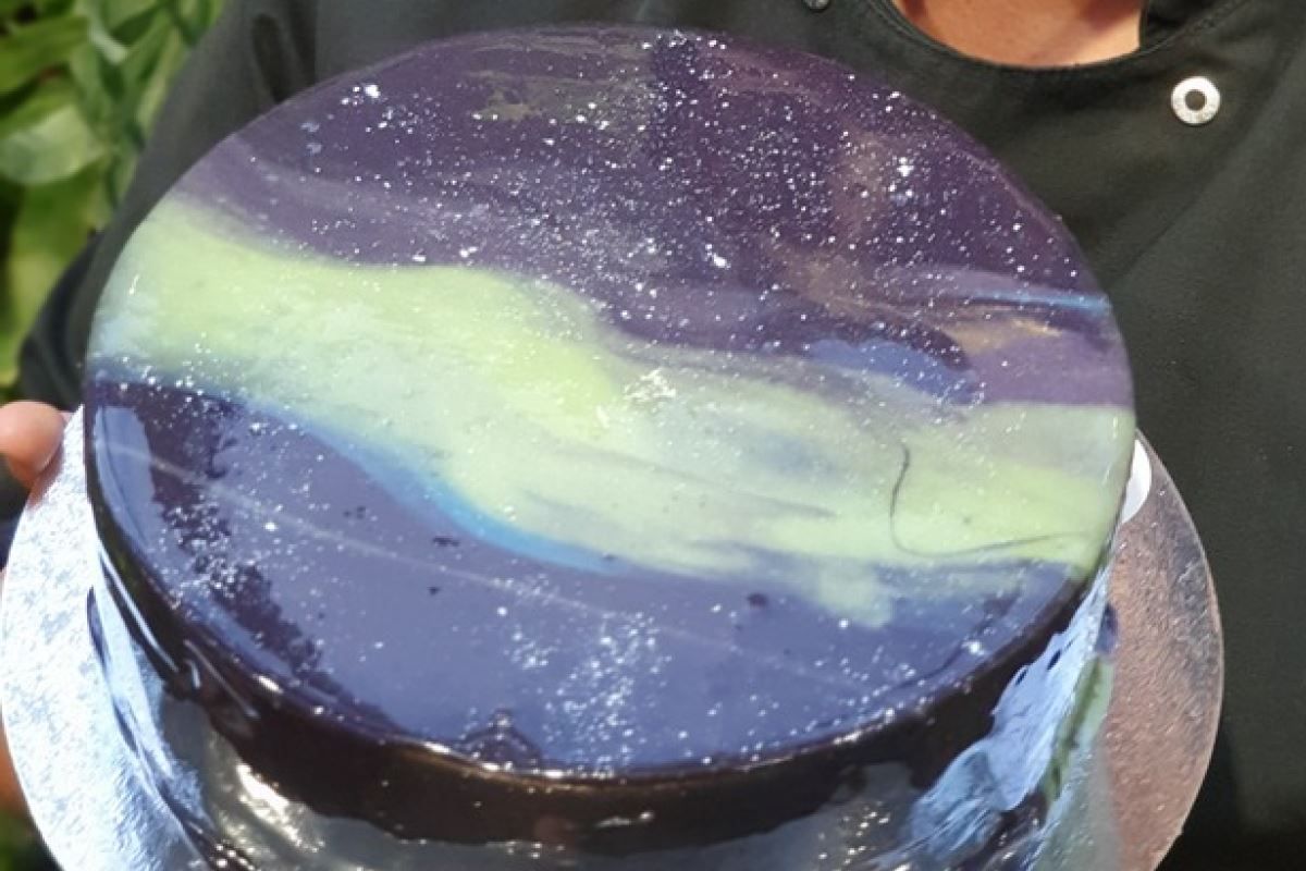 A cake with a Northern Lights motive