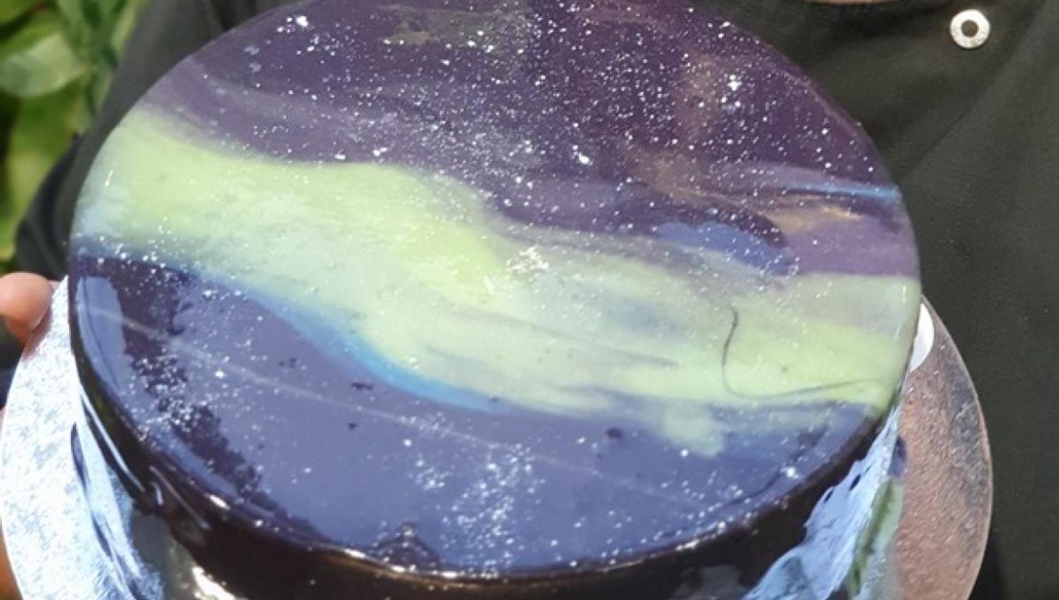 A cake with a Northern Lights motive
