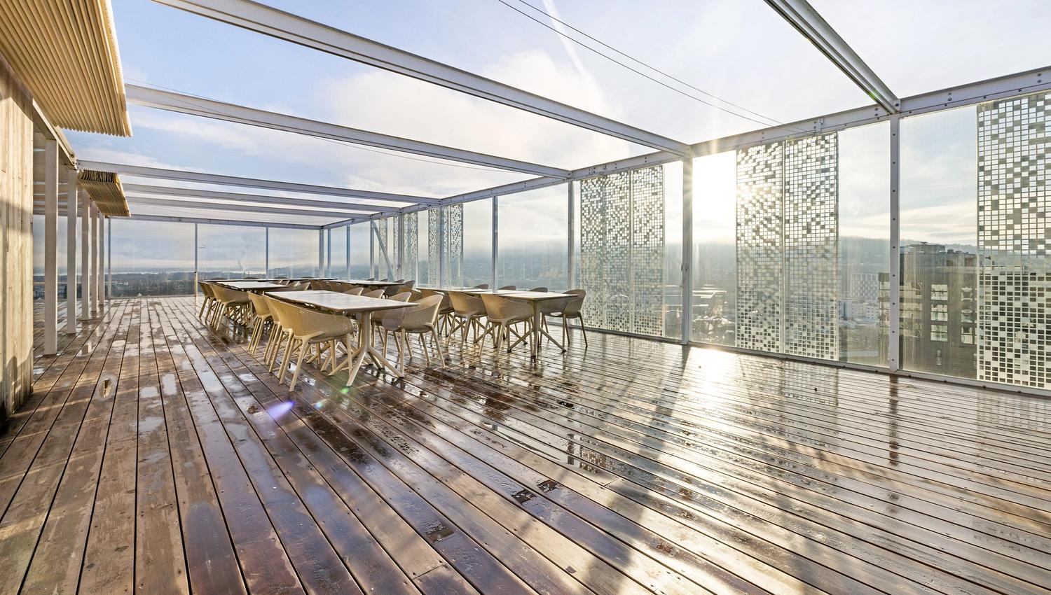 bord og stoler ute på en roof top terrasse