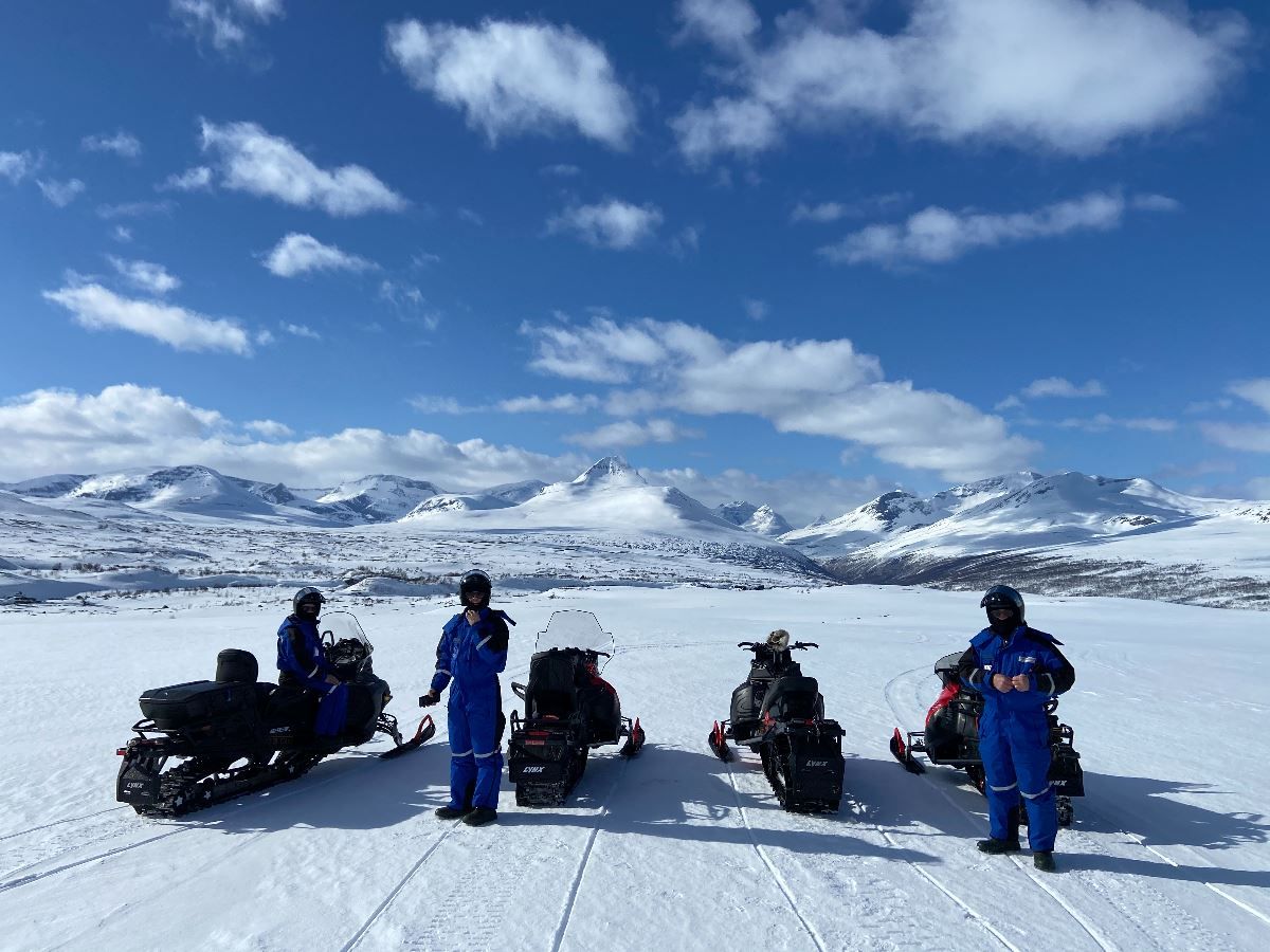 Snøskutere står ved utsikt
