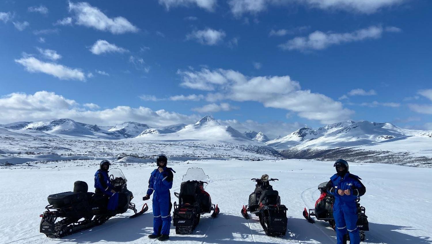 Snøskutere står ved utsikt