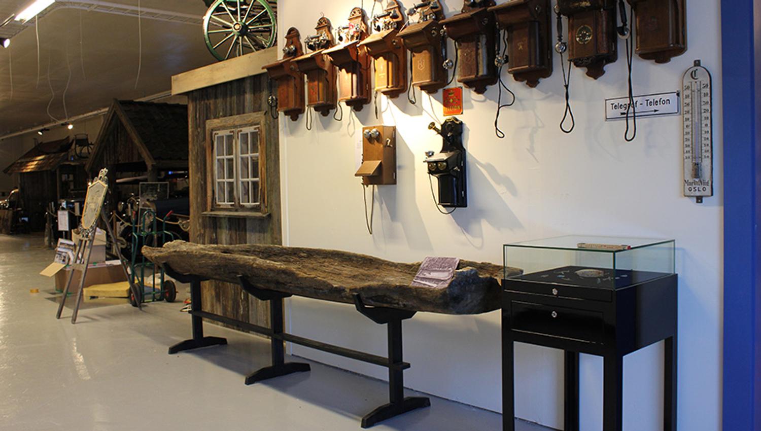 antikke telefoner som stilles ut på Z-museum i Nissedal