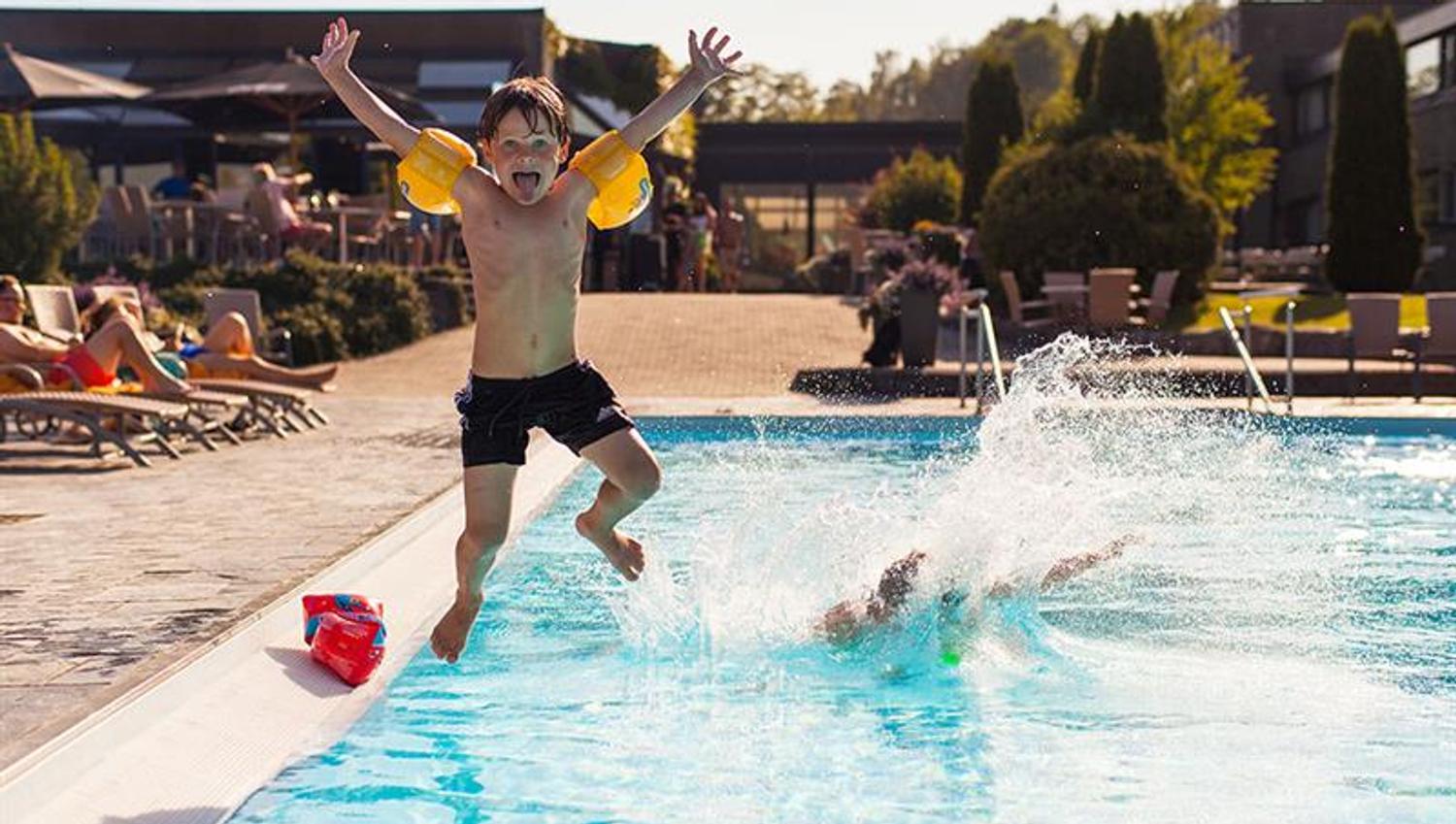 liten gutt hopper i badebasseng på Bø Hotell