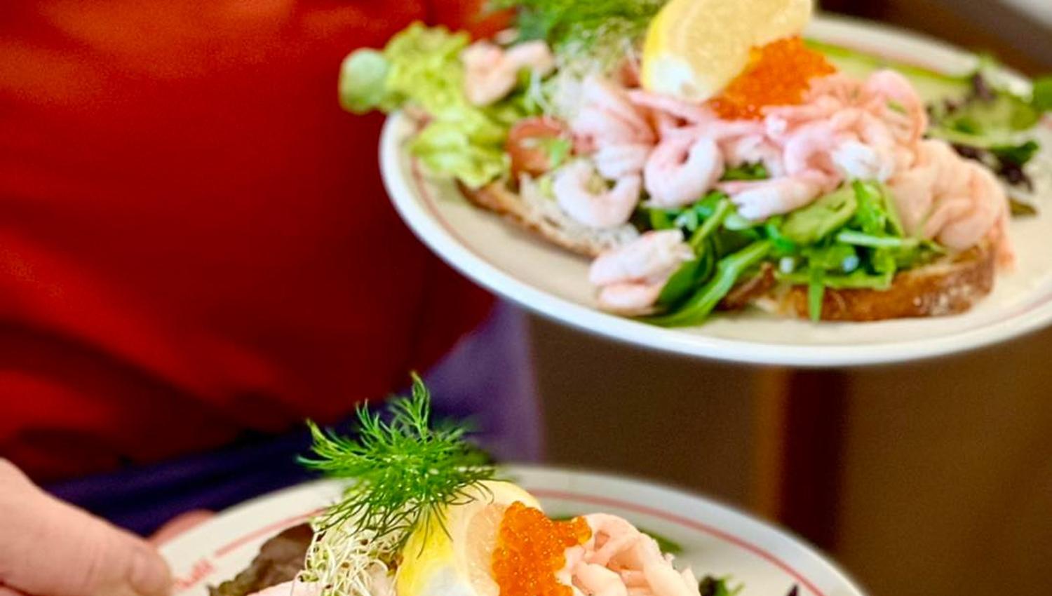 Her serveres rekesmørbrød