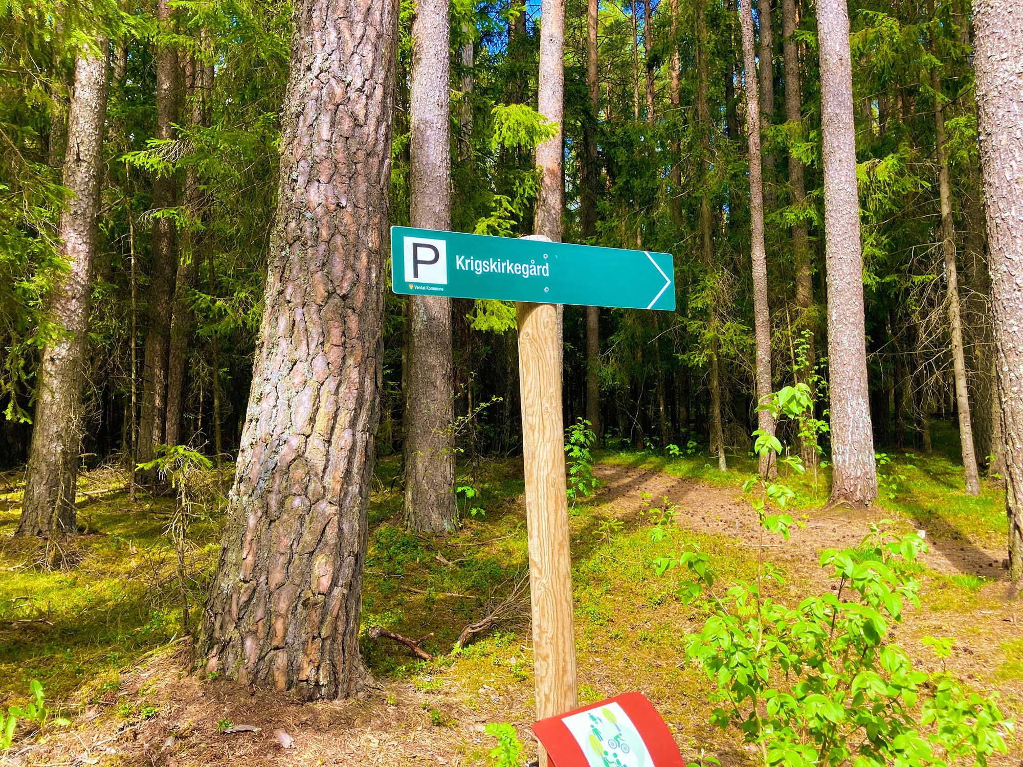 Skilt til krigskirkegården