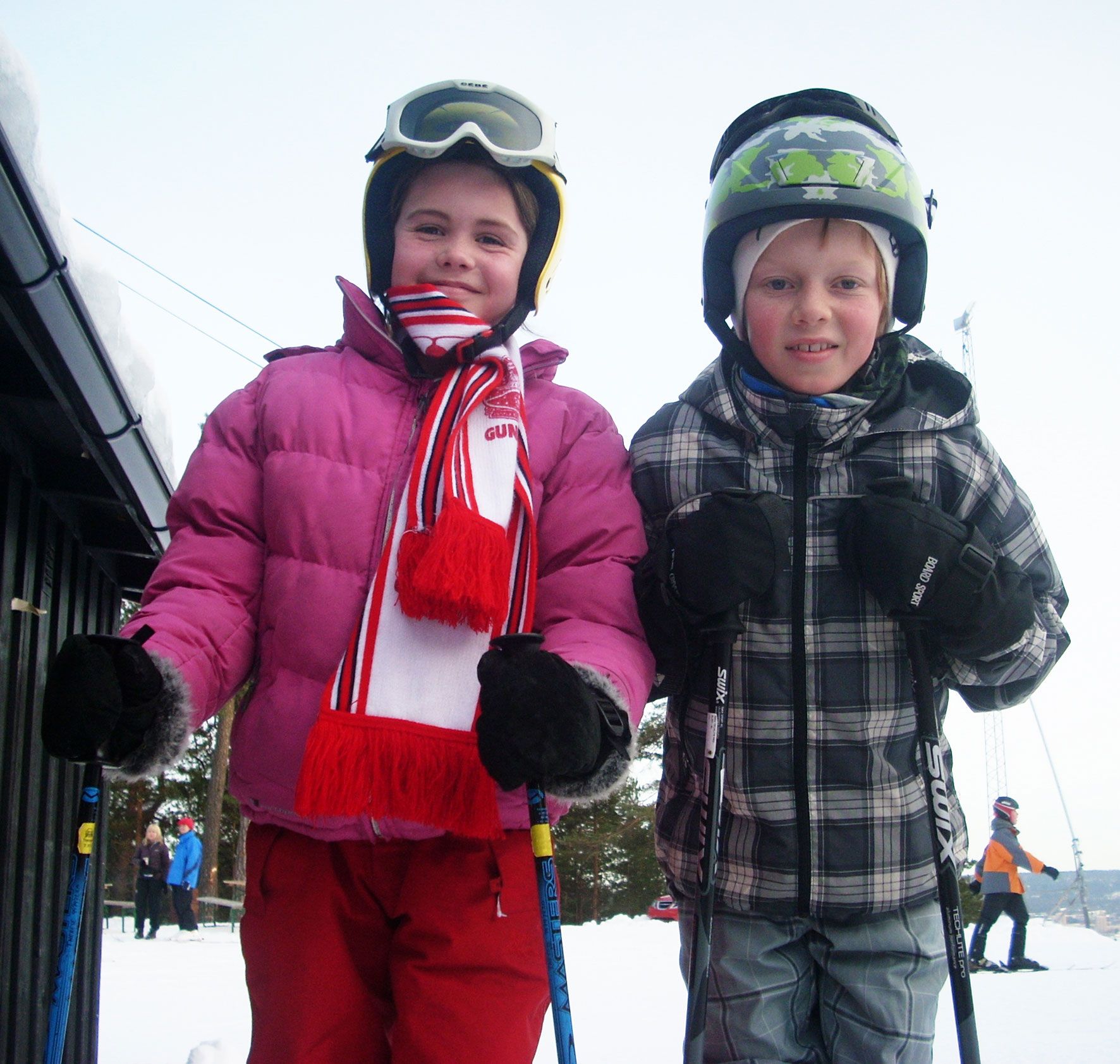 two children in ski clothing