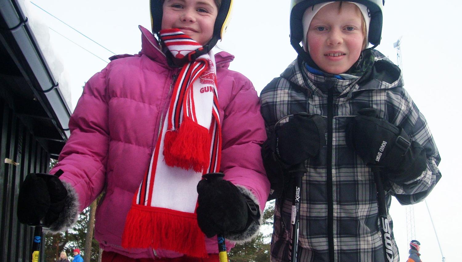 two children in ski clothing