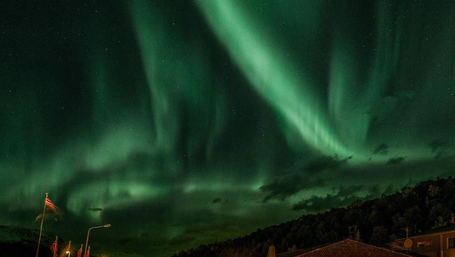 Nordlyset danser over hotellet