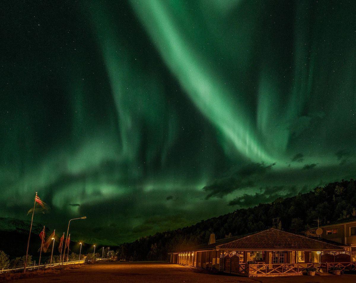 Nordlyset danser over hotellet