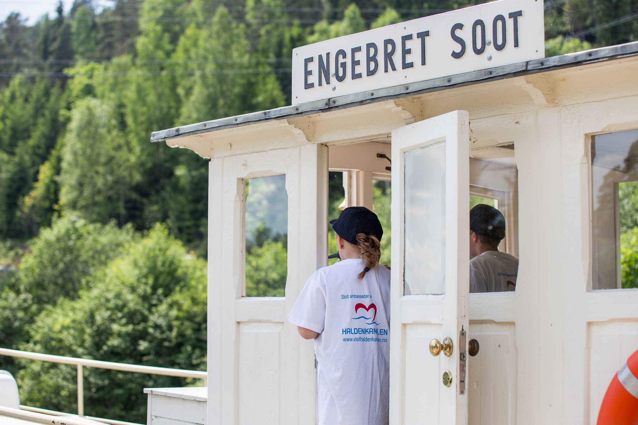 Barn på dampbåt i Haldenkanalen