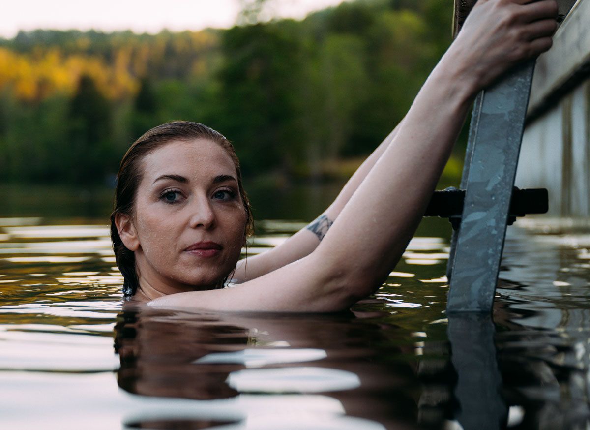 woman bathing by the sauna in the Skogens rom