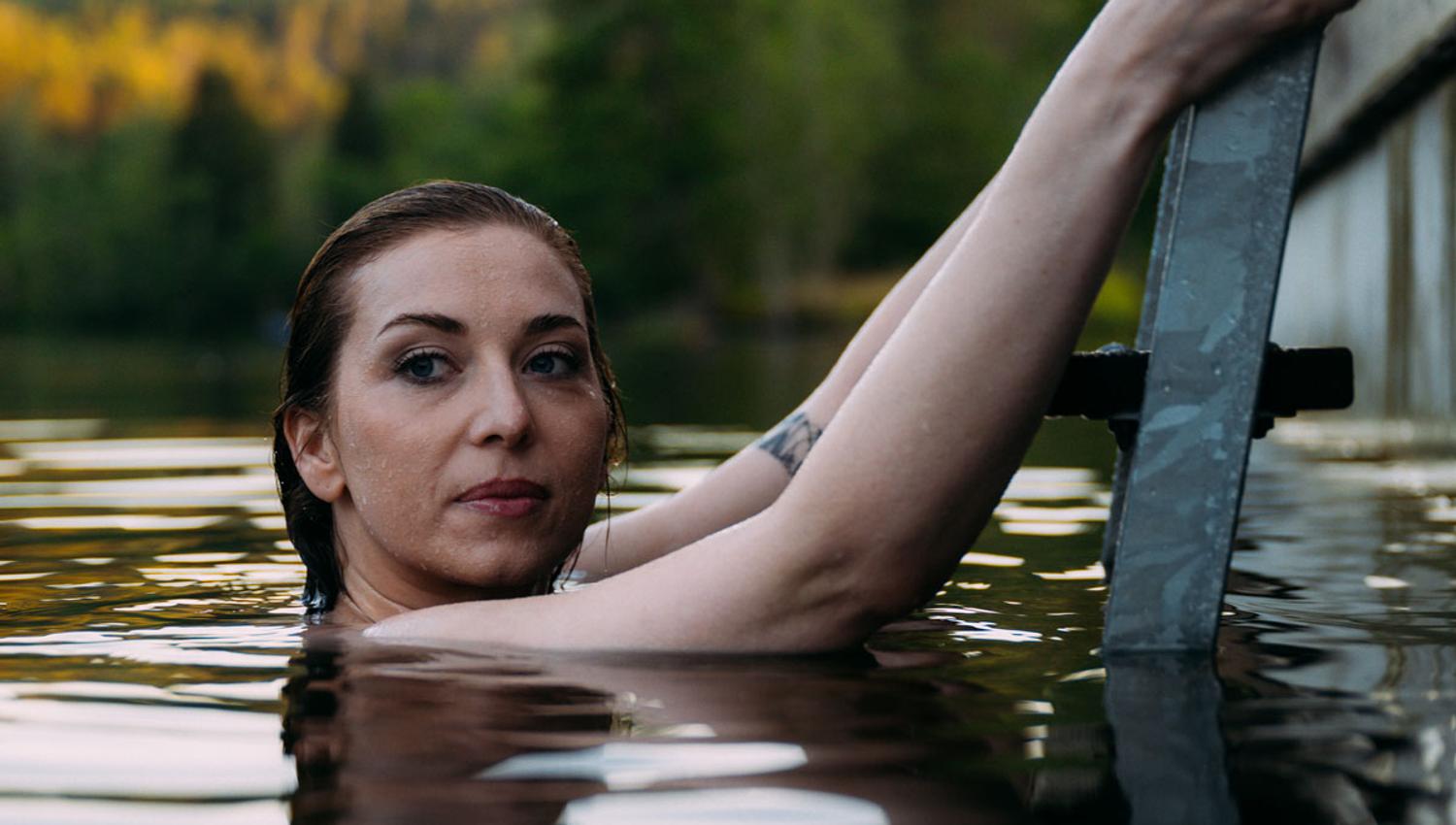 woman bathing by the sauna in the Skogens rom