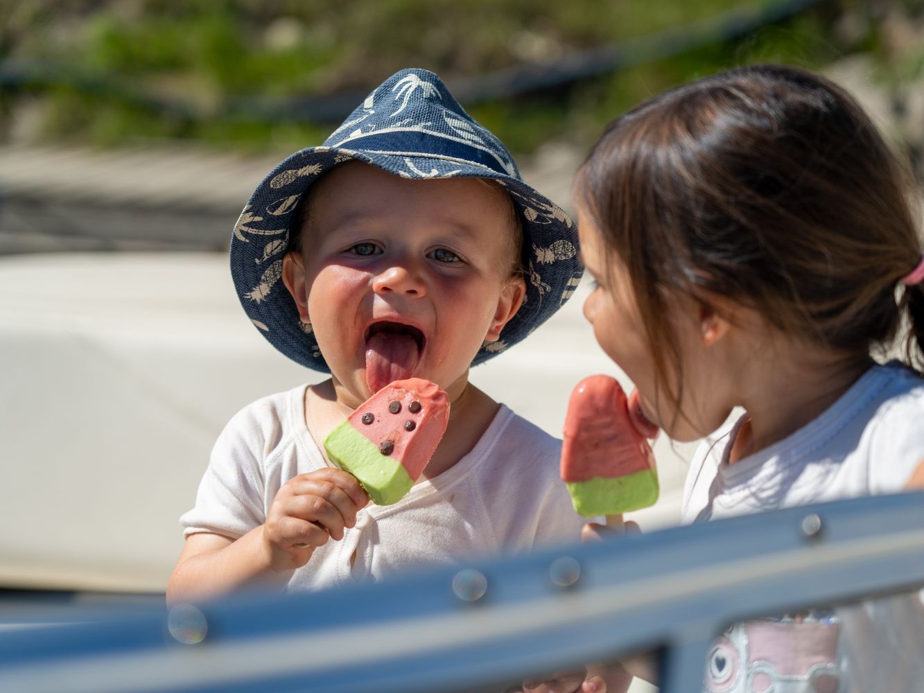 Barn spiser is i Evjua Strandpark