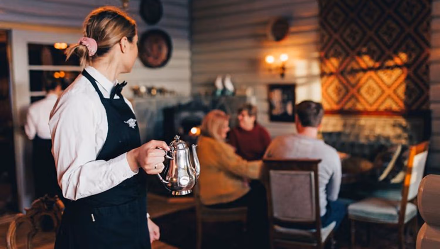 Waitress at restaurant at Tuddal Høyfjellshotell