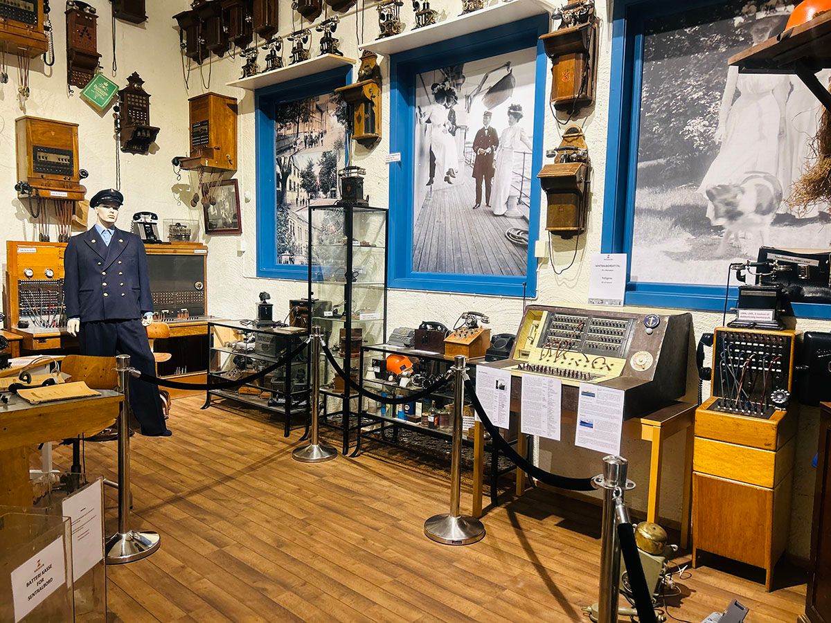 Detaljert utstillingsområde på Z-Museum med gamle gjenstander som viser kulturhistorie