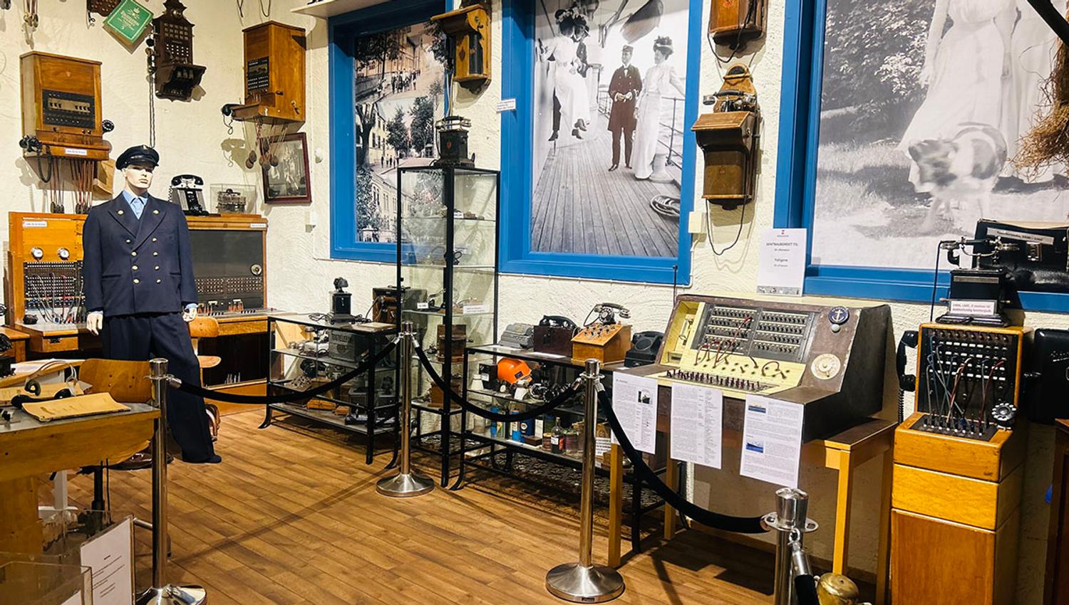 Detaljert utstillingsområde på Z-Museum med gamle gjenstander som viser kulturhistorie