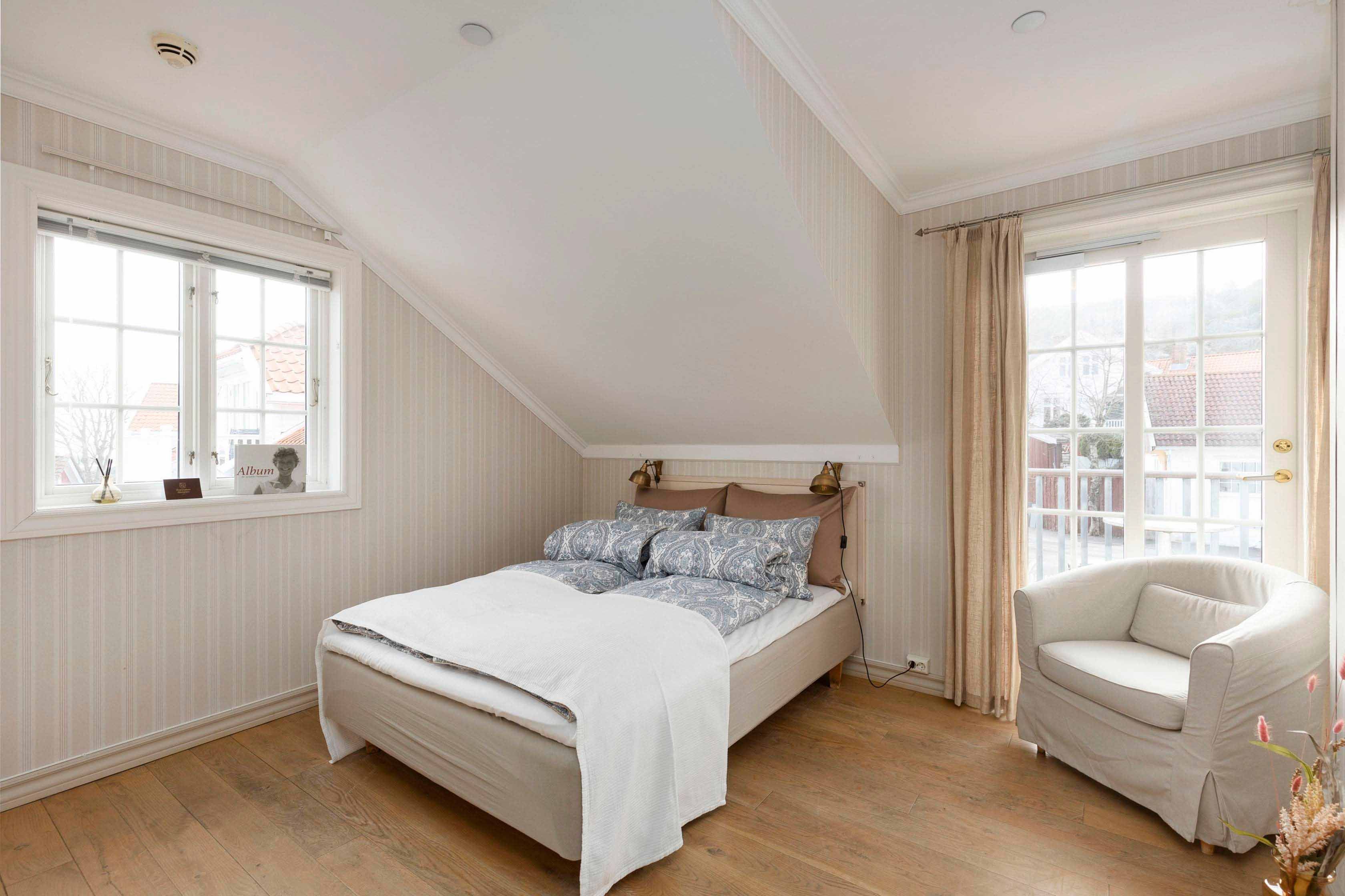hotellrom med seng og stol