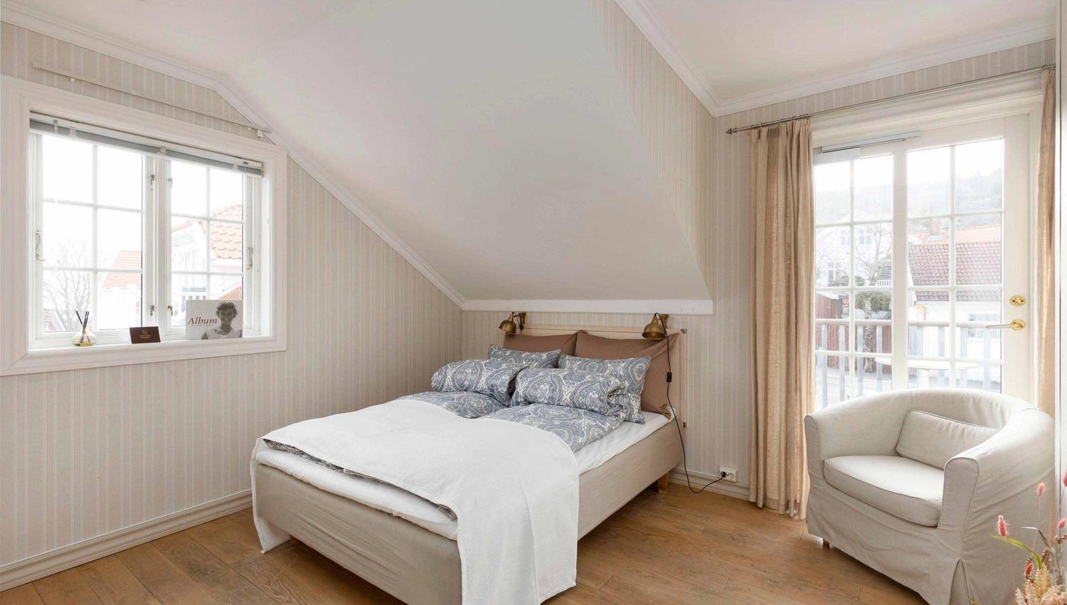 hotellrom med seng og stol
