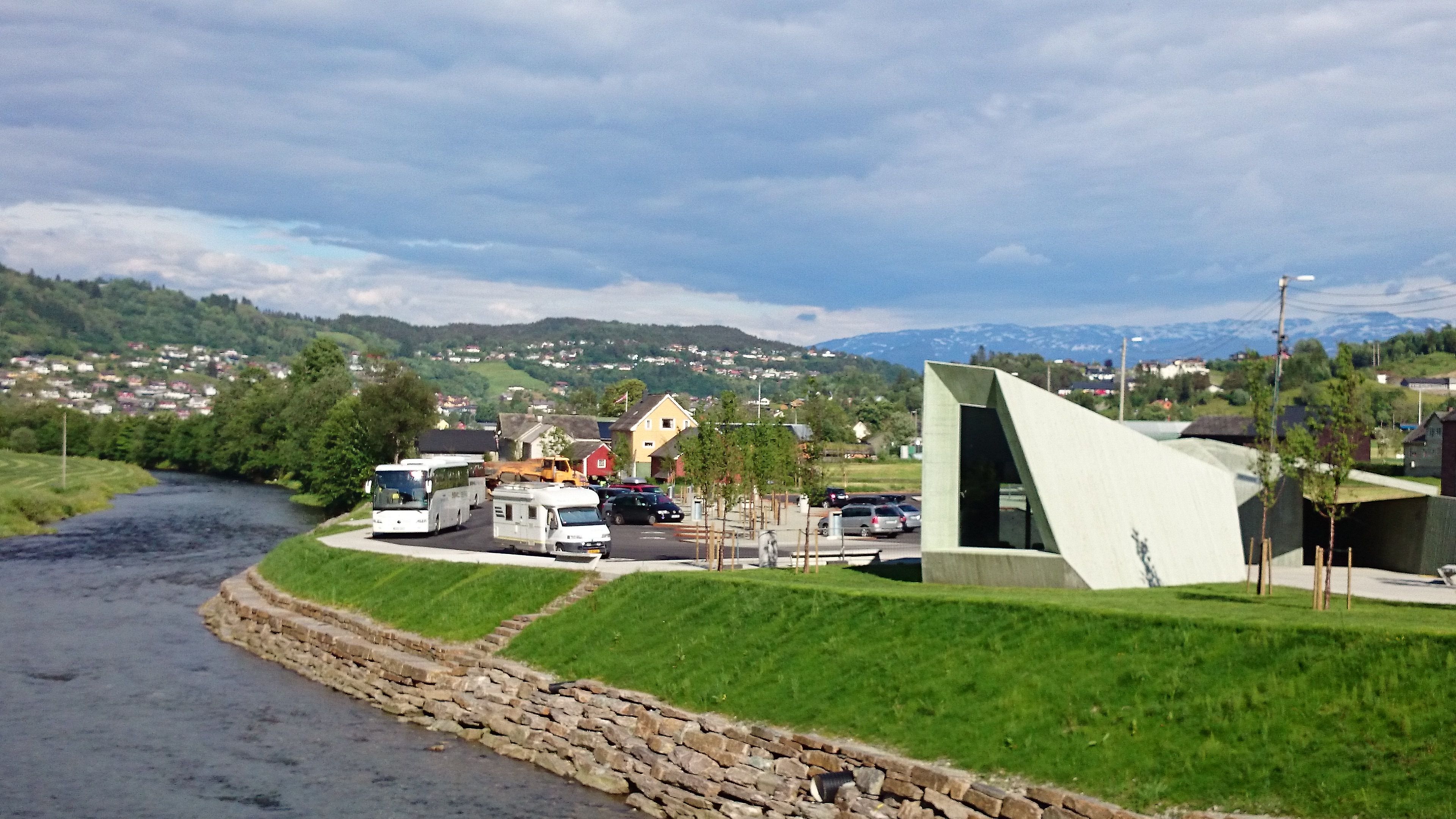 Start ved Steinsdalsfossen i Norheimsund, med elva og landskapet som utgangspunkt for den lette turen til Movatnet i Hardanger.