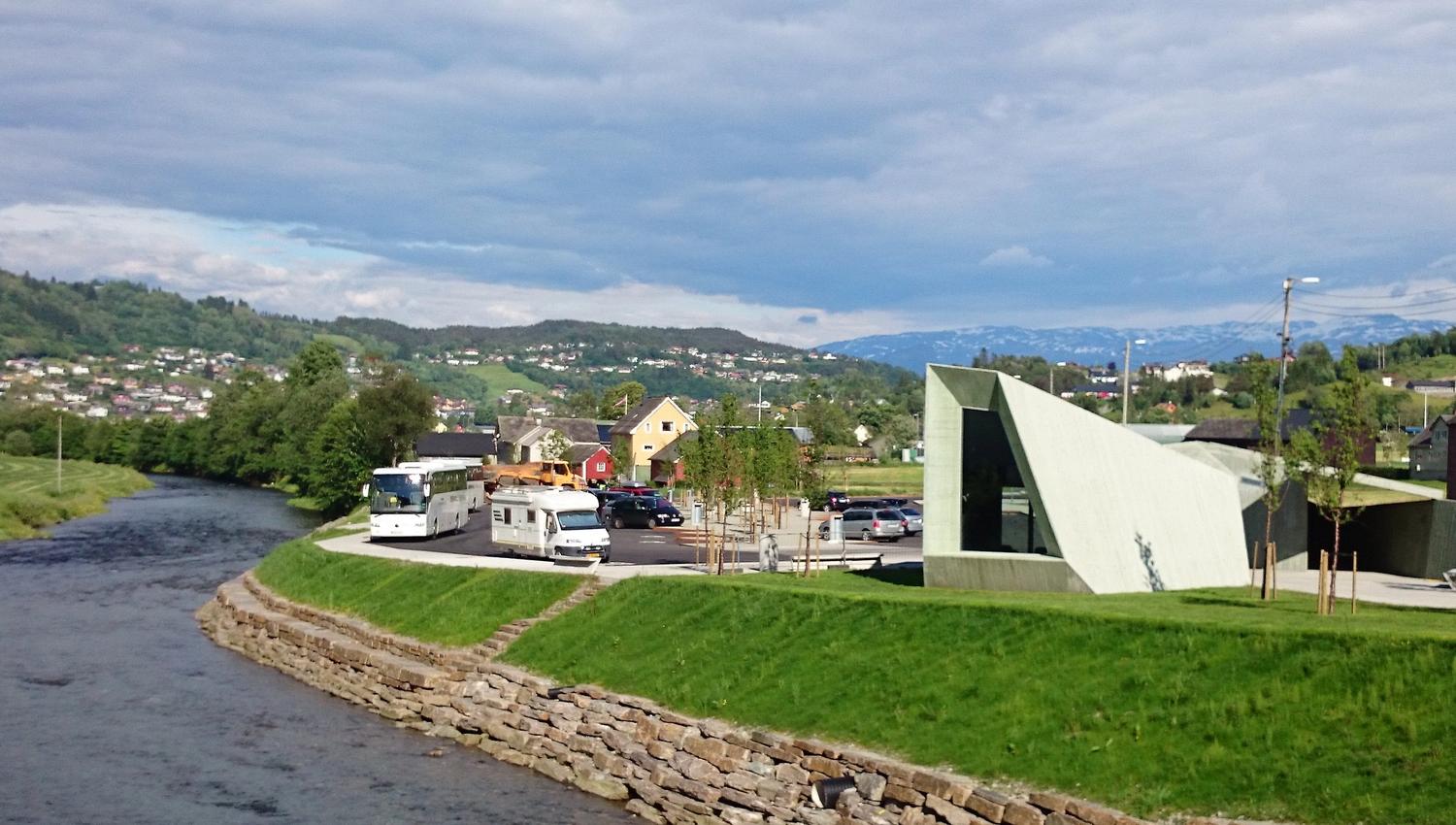 Start ved Steinsdalsfossen i Norheimsund, med elva og landskapet som utgangspunkt for den lette turen til Movatnet i Hardanger.