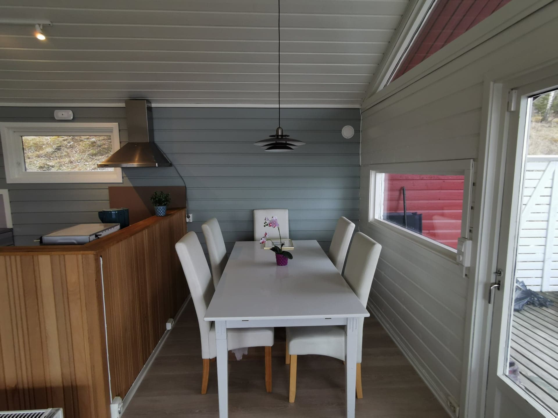 Spisebord i rød hytte