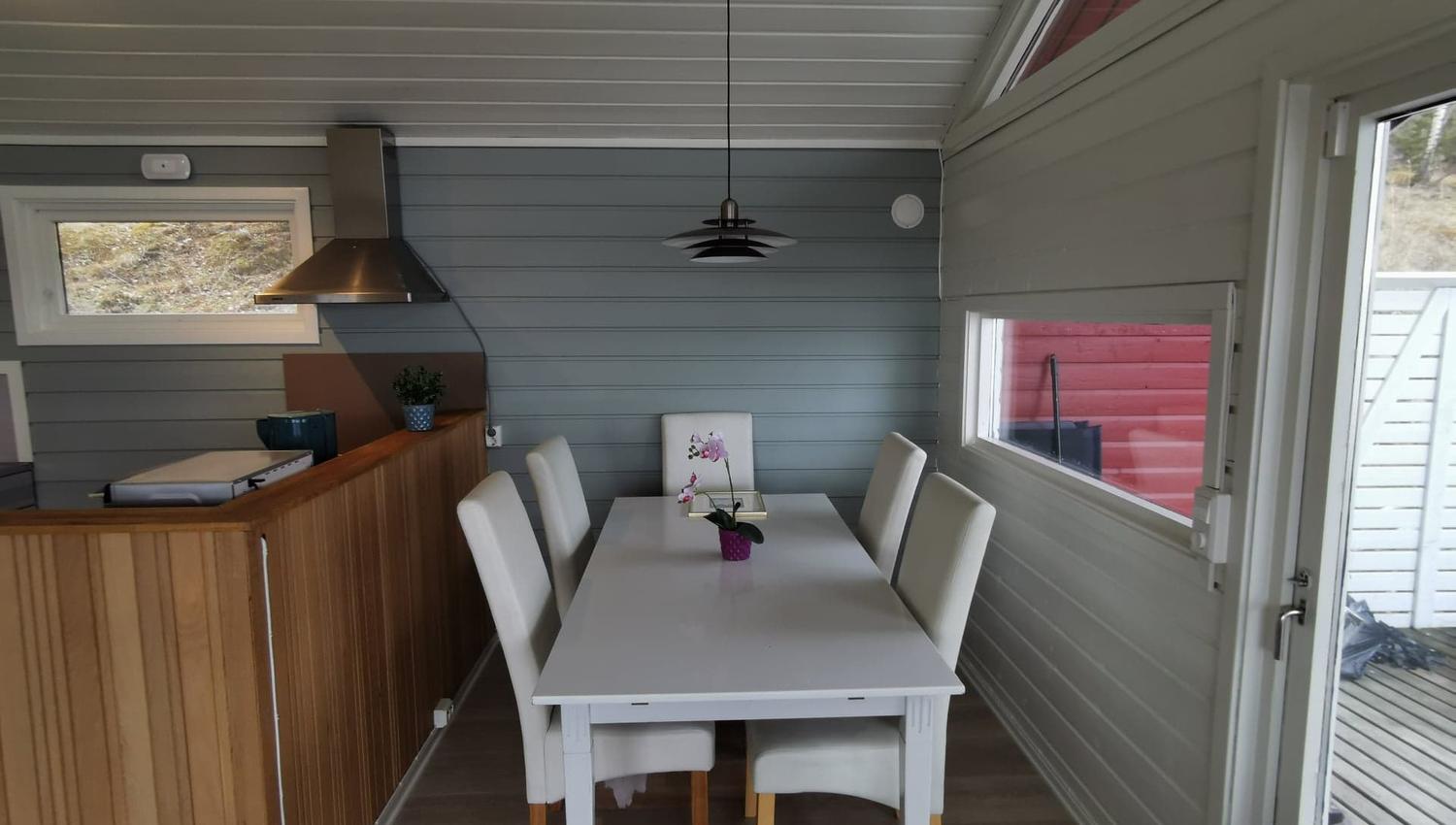 Spisebord i rød hytte