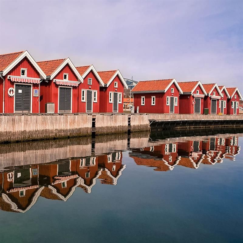 Røde små hytter ved vannet