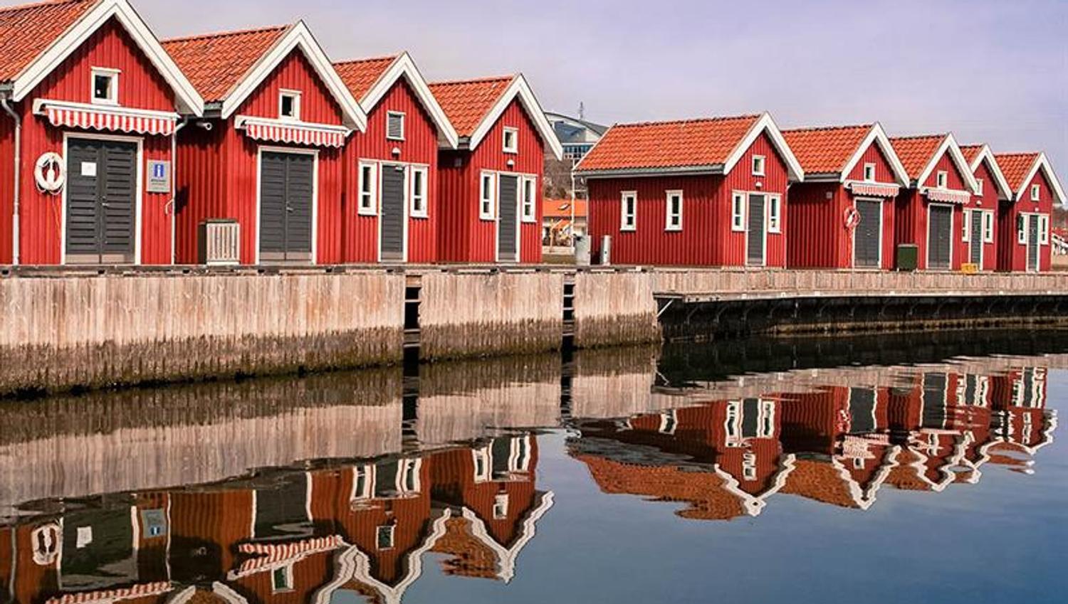 Røde små hytter ved vannet
