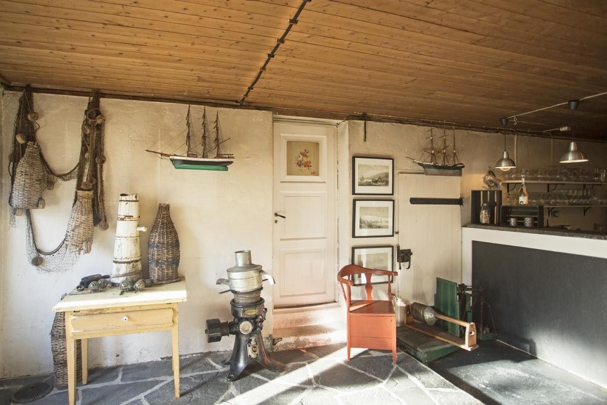 Charming interior at Kramsjø in Herand, Hardanger, featuring a maritime theme and historical details.
