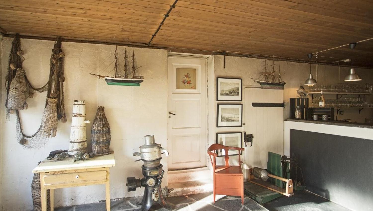 Charming interior at Kramsjø in Herand, Hardanger, featuring a maritime theme and historical details.