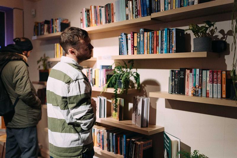 People browsing books