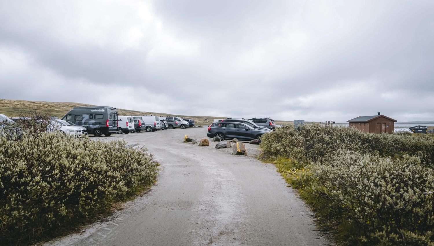 Parkeringsplassen ved Tinnhølen, fylt med biler.