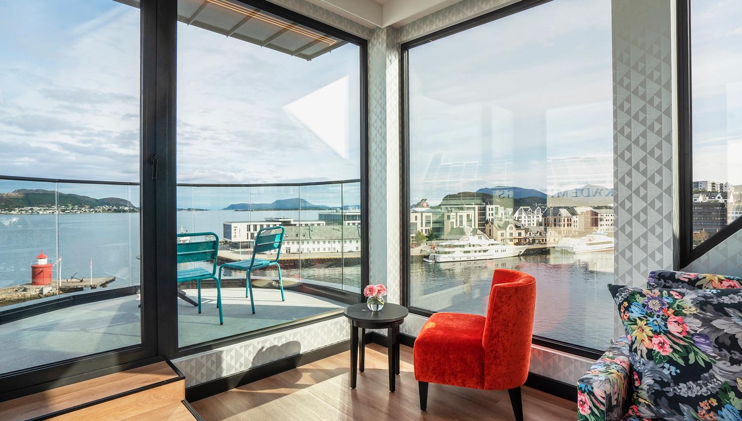 Panoramautsikt fra oppgradert hotellrom, med veranda.