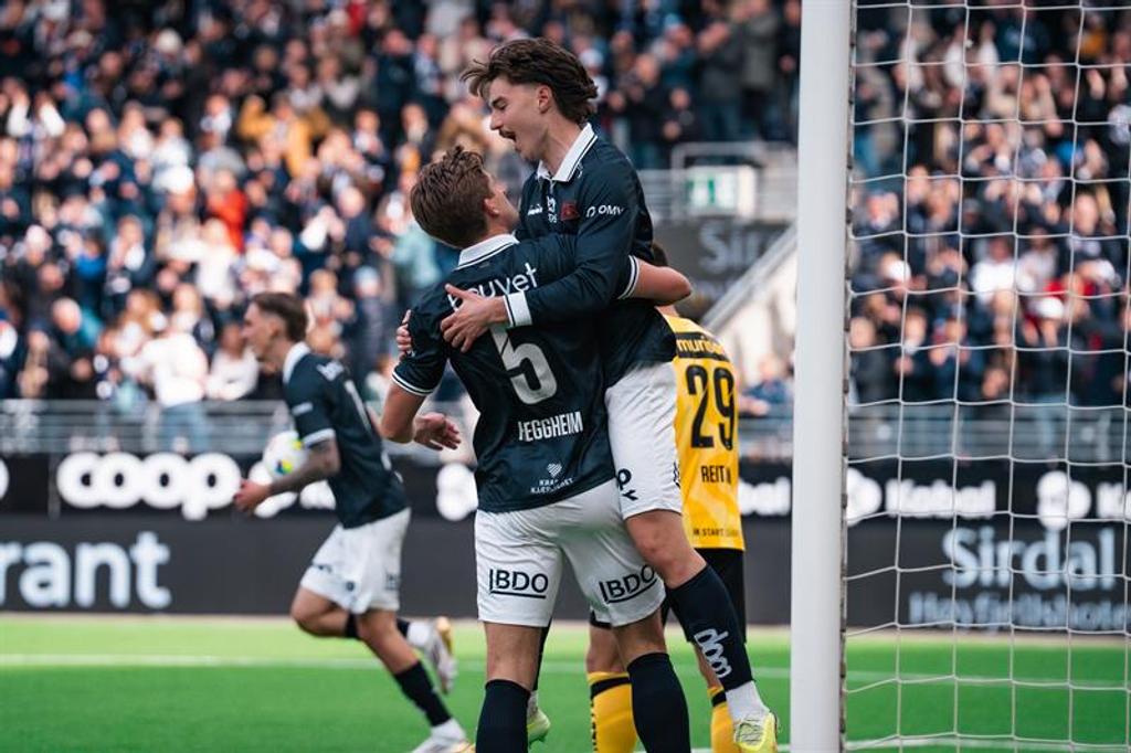 To fotballspillere i Viking FK feirer et mål foran fullsatte tribuner