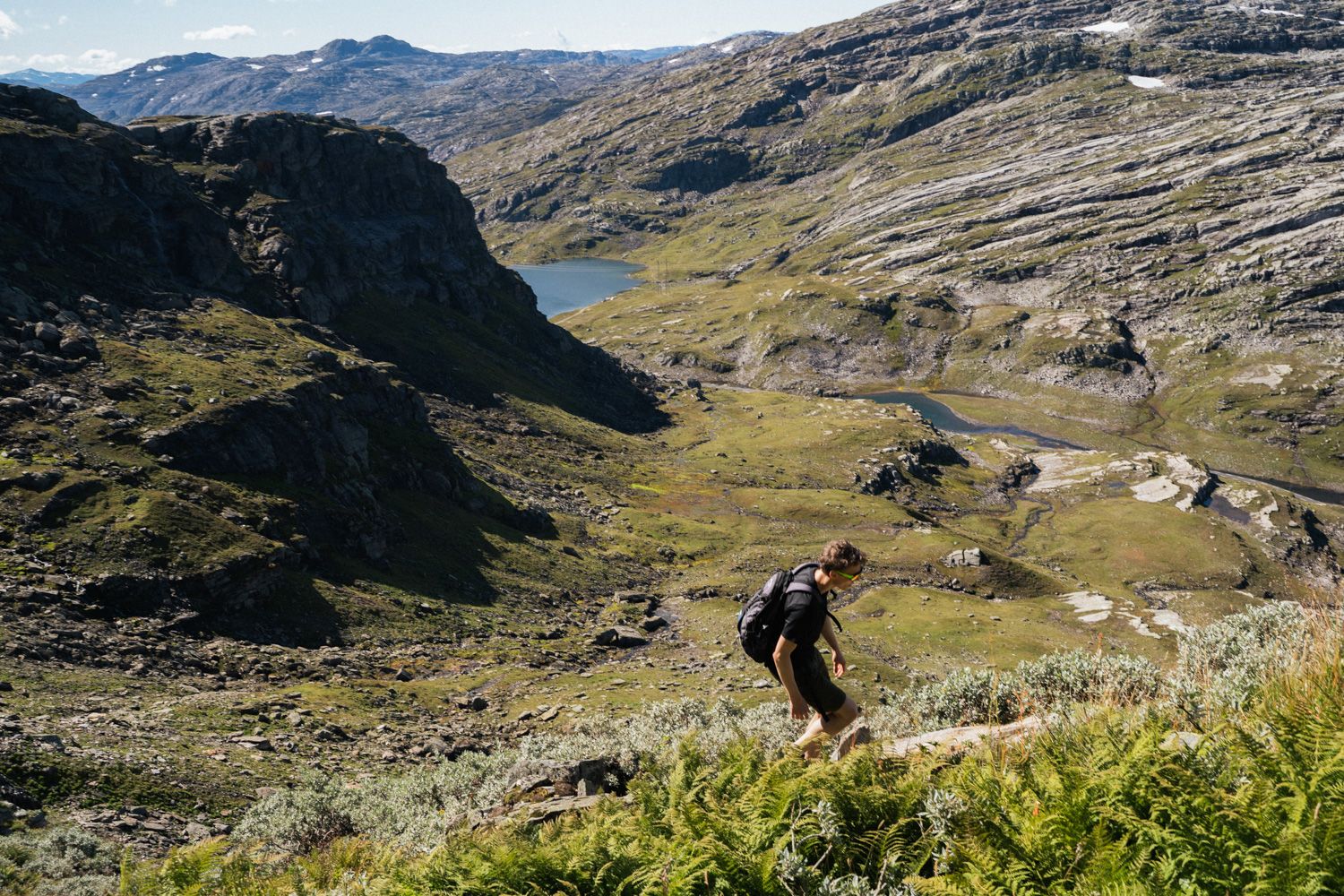 Person på fjelltur i sommarlandskap.