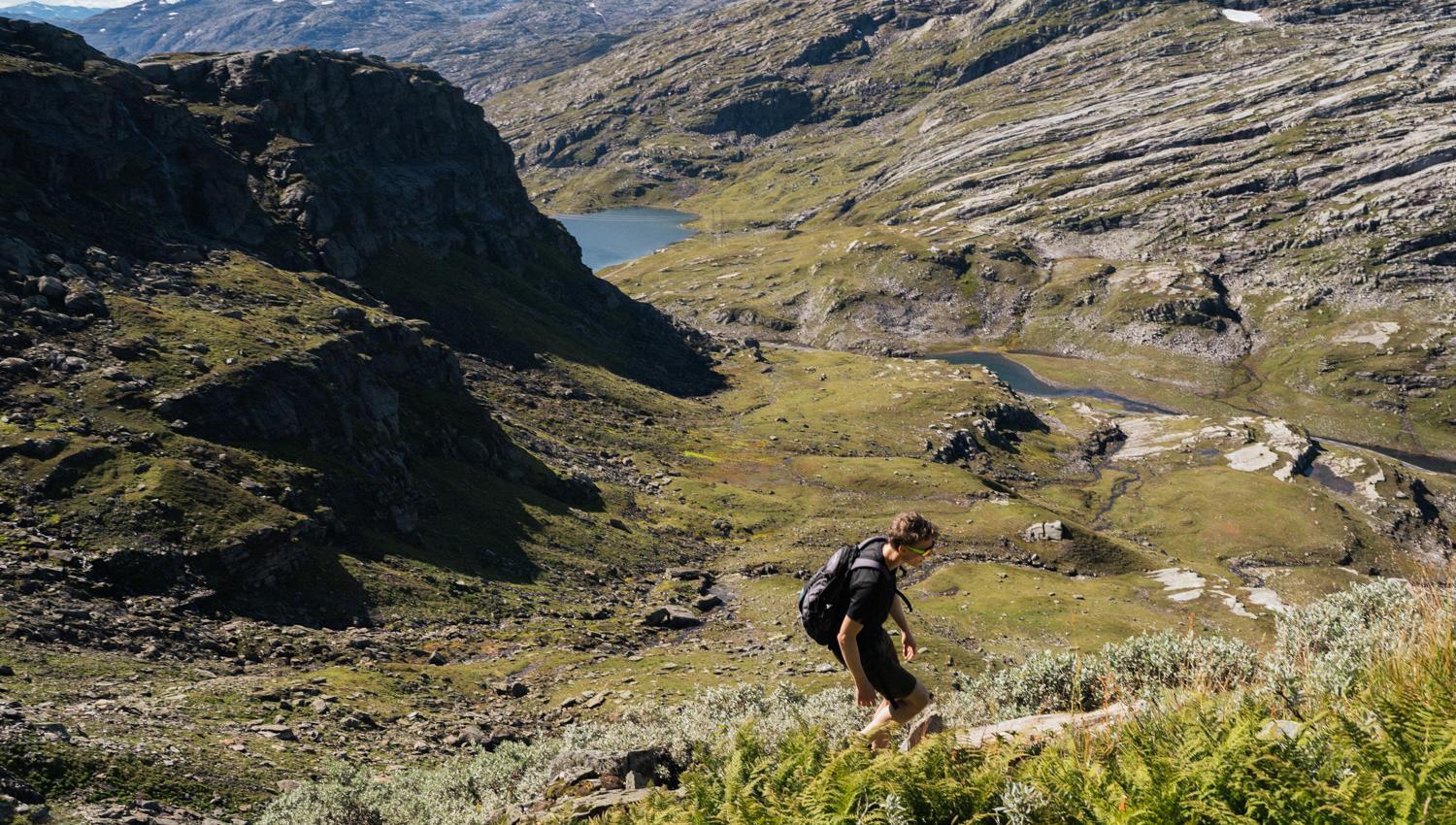 Person på fjelltur i sommarlandskap.