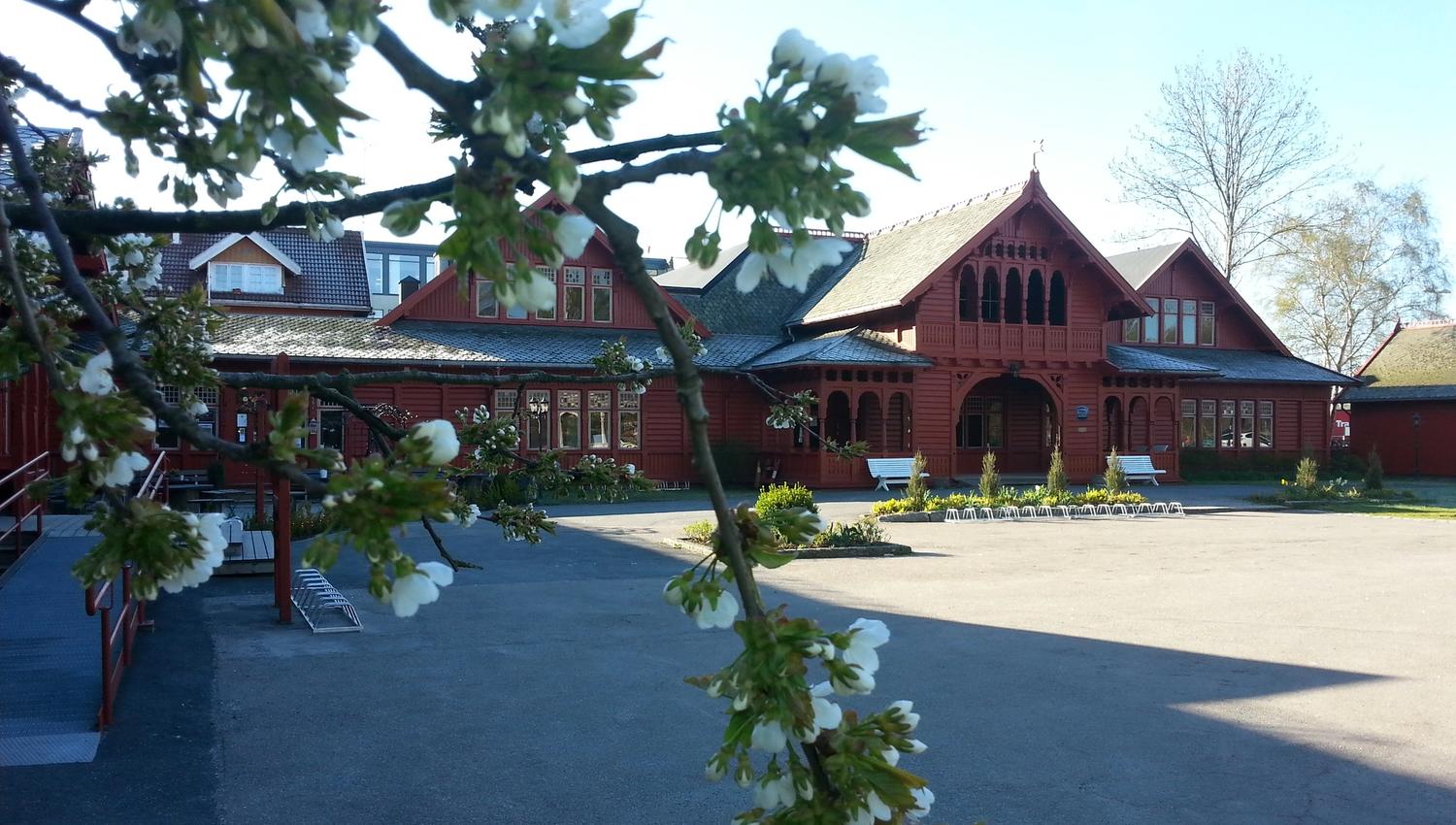 Kurbadet fasade. Rødt bygg.