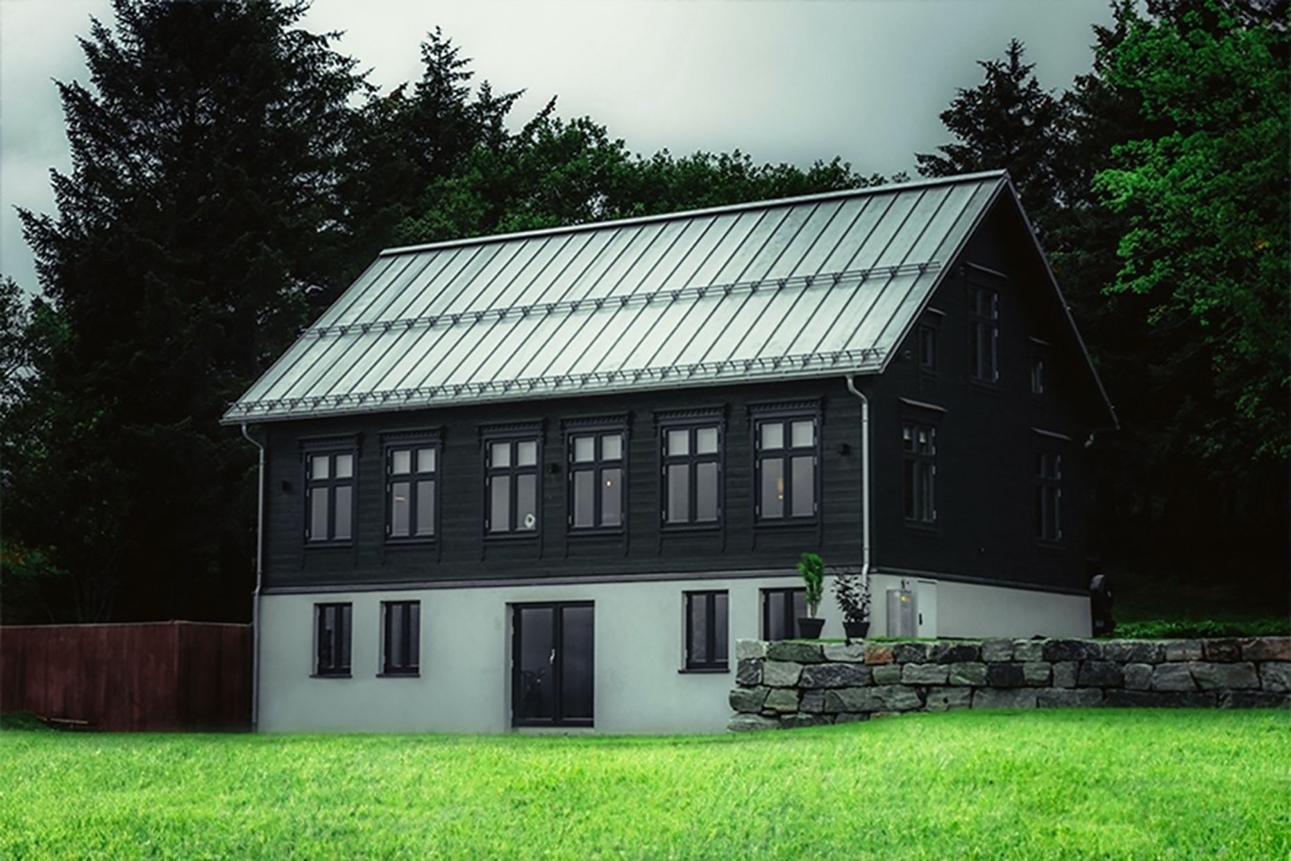Godø Lodge ligger idyllisk til ved skogen
