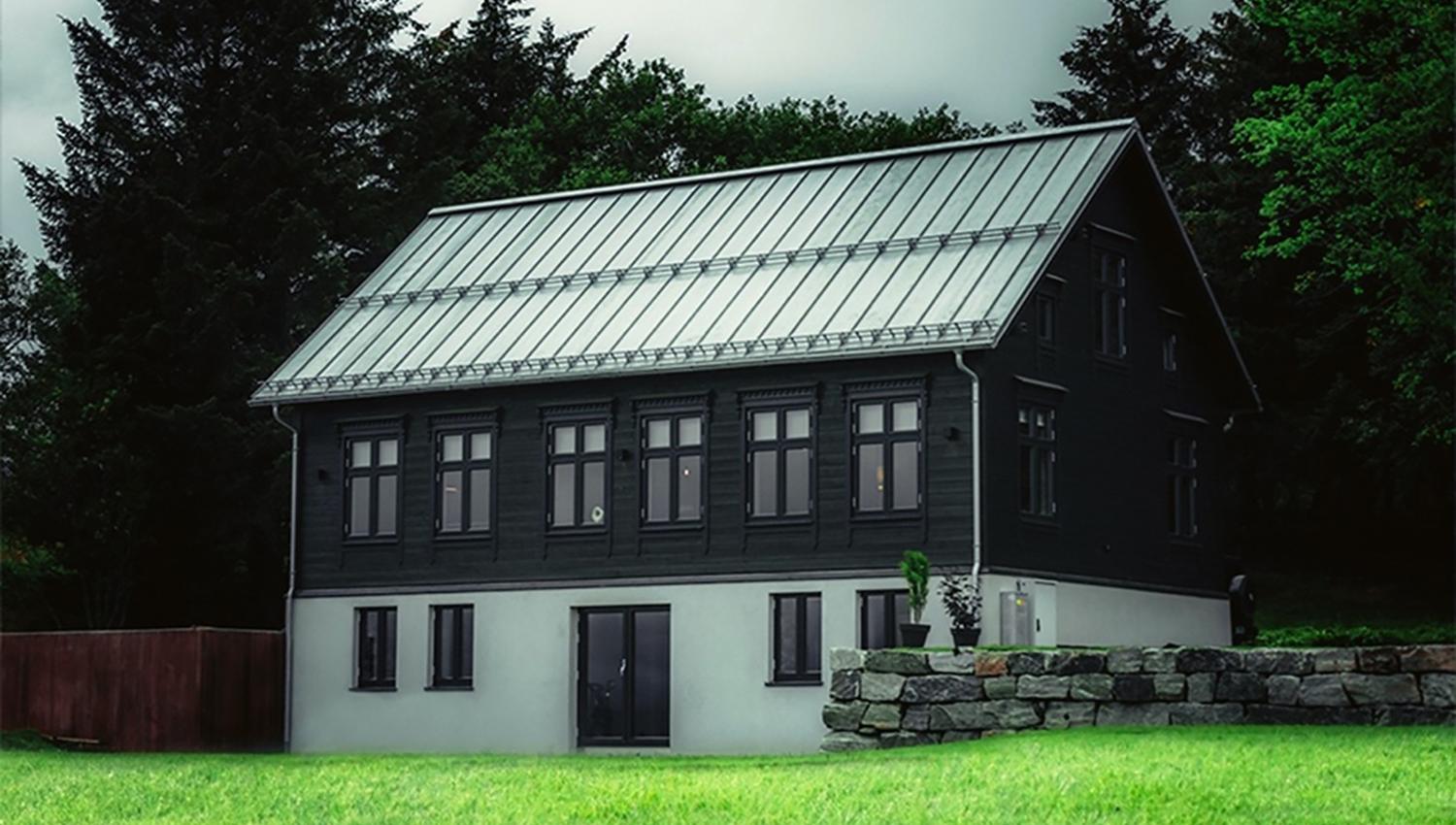 Godø Lodge ligger idyllisk til ved skogen